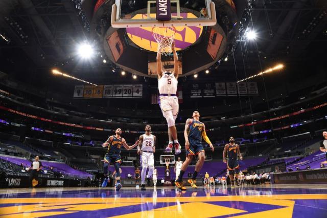 开云体育下载-詹皇点名表扬年轻的塔克，刚满20岁的他有何本事？